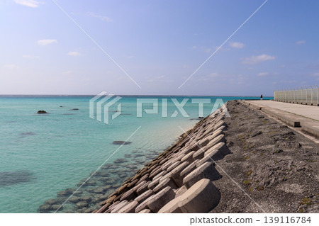沖繩宮古島的碧藍海水和潔白的沙灘 沖繩宮古島的碧藍海水和潔白的沙灘 139116784