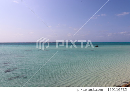 沖繩宮古島的碧藍海水和潔白的沙灘 沖繩宮古島的碧藍海水和潔白的沙灘 139116785