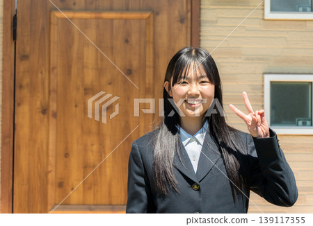一位穿著可愛制服、微笑的高中女生 一位穿著可愛制服、微笑的高中女生 139117355