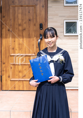 一名手持畢業證書的中學生女生 一名手持畢業證書的中學生女生 139117474