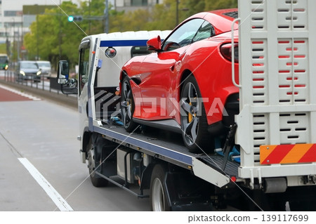 裝載跑車的汽車運輸車 裝載跑車的汽車運輸車 139117699