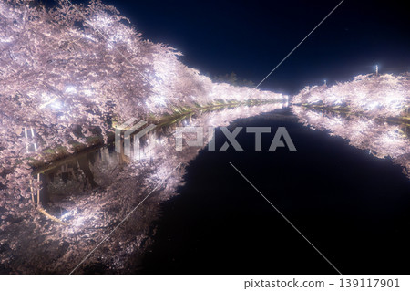弘前公園櫻花節期間的夜景櫻花 弘前公園櫻花節期間的夜景櫻花 139117901
