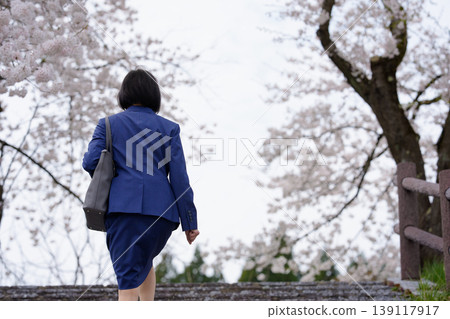 春天，一位身穿西裝的女士在戶外，背影清晰可見。 139117917