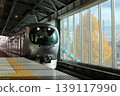 LAVIEW 列車飛馳而過，背景是銀杏樹。 139117990