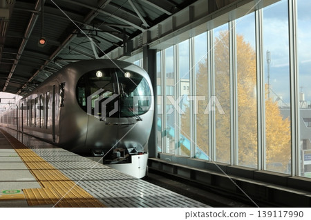 LAVIEW 列車飛馳而過，背景是銀杏樹。 139117990