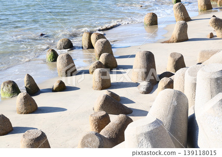 Tetrapods that have been eroded and reduced in size by the force of the waves. Tetrapods that have been eroded and reduced in size by the force of the waves. 139118015