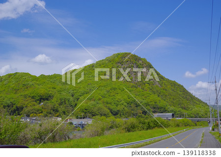 新高山城在藍天下綿延展開。 新高山城在藍天下綿延展開。 139118338