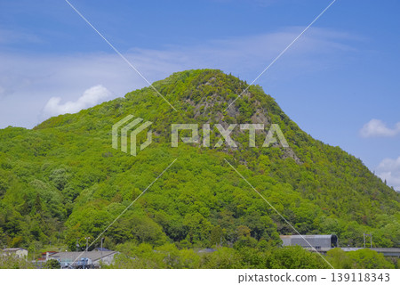 新高山城在藍天下綿延展開。 新高山城在藍天下綿延展開。 139118343