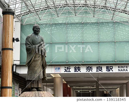 近鐵奈良站前矗立著行鬼的雕像。 139118345