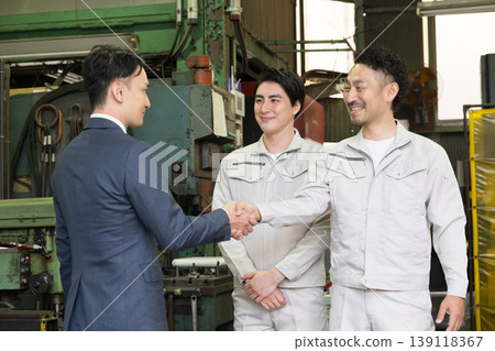 描繪銷售員和工人在製造廠握手錶示信任的場景;商業合約或協議場景;商業夥伴關係、合作、貸款等。 描繪銷售員和工人在製造廠握手錶示信任的場景;商業合約或協議場景;商業夥伴關係、合作、貸款等。 139118367