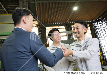 描繪銷售員和工人在製造廠握手錶示信任的場景;商業合約或協議場景;商業夥伴關係、合作、貸款等。 描繪銷售員和工人在製造廠握手錶示信任的場景;商業合約或協議場景;商業夥伴關係、合作、貸款等。 139118369