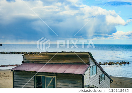 [Sea of Japan] Rain clouds and an old hut [Itoigawa City] 139118485