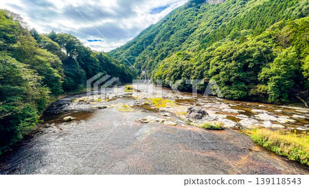 群馬縣沼田市的吹割峽壯麗景色和片科川清澈河水：一處風景名勝。 139118543