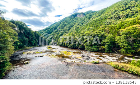 群馬縣沼田市的吹割峽壯麗景色和片科川清澈河水:一處風景名勝。 群馬縣沼田市的吹割峽壯麗景色和片科川清澈河水:一處風景名勝。 139118545
