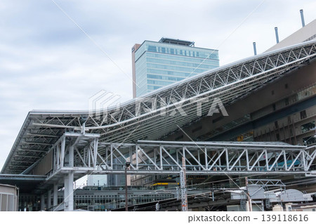 大城市火車站龐大的鋼結構和現代建築群的景觀。 139118616