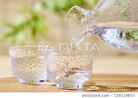 日本清酒的夏季形象:冰鎮清酒 日本清酒的夏季形象:冰鎮清酒 139118653