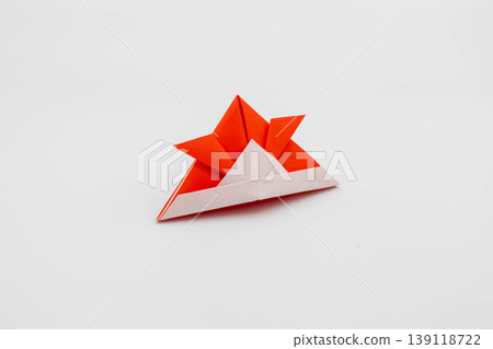 摺紙武士頭盔，男孩節（探戈節）圖片，紅色，白色背景 139118722