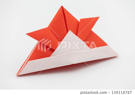 摺紙武士頭盔特寫,男孩節(探戈之節),紅色,白色背景 摺紙武士頭盔特寫,男孩節(探戈之節),紅色,白色背景 139118787