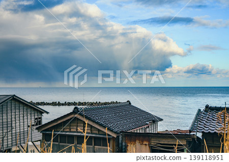 [Sea of Japan] Rain clouds and old buildings [Itoigawa City] 139118951
