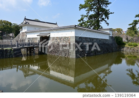 The copper gate (Akagane-mon) and moat of Odawara Castle 139119364