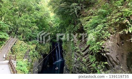 在鬱鬱蔥蔥的五瀨川谷中,聳立著高聳的柱狀節理岩壁(宮崎縣高千穗町高千穗峽) 在鬱鬱蔥蔥的五瀨川谷中,聳立著高聳的柱狀節理岩壁(宮崎縣高千穗町高千穗峽) 139119735
