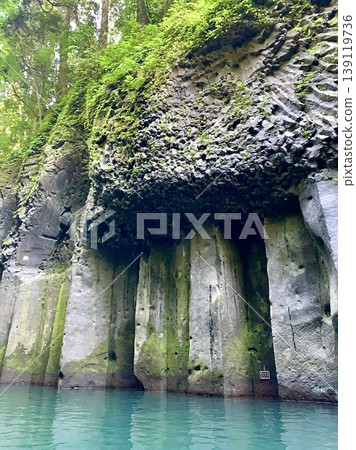 Columnar jointed rock faces adorned with fresh greenery and emerald blue water (Gokase River Valley (Takachiho Gorge) / Takachiho Town, Miyazaki Prefecture) Columnar jointed rock faces adorned with fresh greenery and emerald blue water (Gokase River Valley (Takachiho Gorge) / Takachiho Town, Miyazaki Prefecture) 139119736