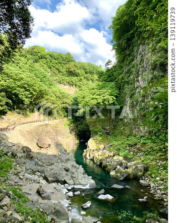 隱士屏風岩、綠樹成蔭的步道和碧綠的五瀨川（宮崎縣高千穗峽/高千穗町） 139119739