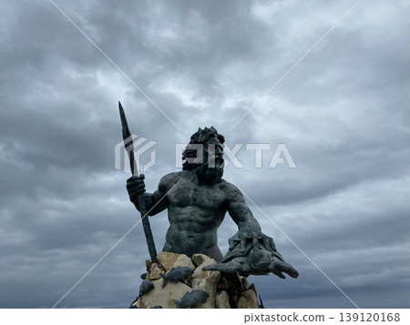 The impressive landscape of the Neptune statue in Virginia Beach against a cloudy sky (USA) The impressive landscape of the Neptune statue in Virginia Beach against a cloudy sky (USA) 139120168