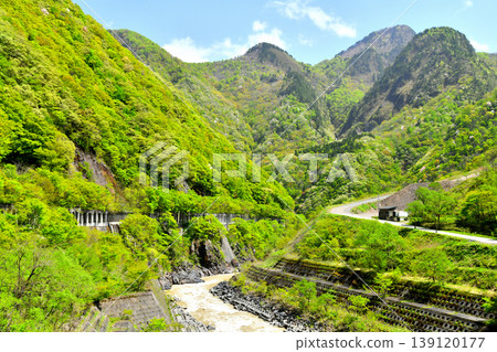 View of the Himekawa Valley (between Kotaki Station and Hiraiwa Station) downstream / Tunnel (rock shed) on National Route 148 [April 2026] 139120177
