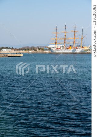 Ships seen from the sea Ships seen from the sea 139120362