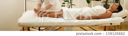 Reflexologist doing acupuncture therapy for patient feet with needles. Acupuncture, reflexology, acupuncture treatment for chronic foot pain Reflexologist doing acupuncture therapy for patient feet with needles. Acupuncture, reflexology, acupuncture treatment for chronic foot pain 139120882
