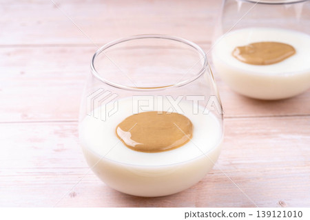 Milk jelly topped with sesame cream 139121010