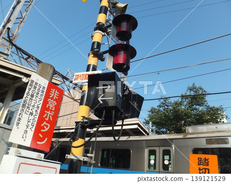 A level crossing where an Odakyu Line train is passing. 139121529
