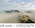 雲霧繚繞山脊的景色。 139121670