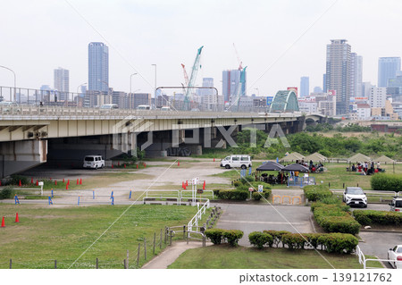 Shin-Yodogawa Bridge: Located on the Yodogawa River embankment (Yodogawa Ward, Osaka City, Osaka Prefecture) 139121762