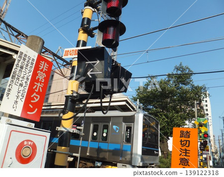 小田急線列車正在通過的鐵路道口。 小田急線列車正在通過的鐵路道口。 139122318