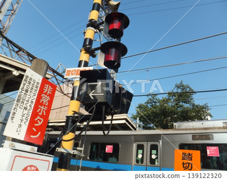 A level crossing where an Odakyu Line train is passing. 139122320