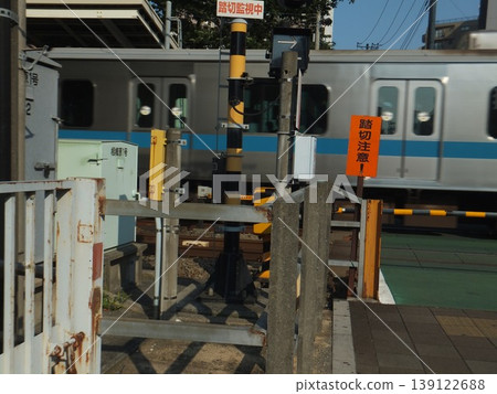 火車通過車站前的平交道。 火車通過車站前的平交道。 139122688