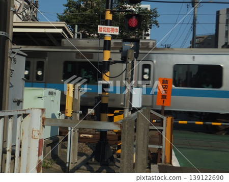 火車通過車站前的平交道。 火車通過車站前的平交道。 139122690
