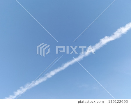 藍天中飄蕩著白色的尾跡 139122693