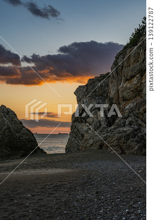 The scenery of the Sunrise Stone Gate and sunset in Tahara City (Aichi Prefecture) The scenery of the Sunrise Stone Gate and sunset in Tahara City (Aichi Prefecture) 139122787