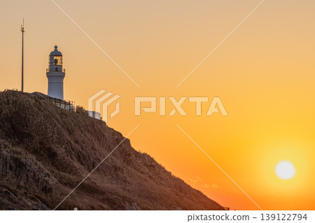 A white lighthouse in Omaezaki City and a sunrise scene (Shizuoka Prefecture) 139122794