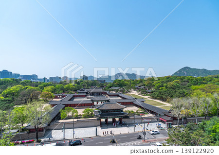 Seoul, South Korea - Apr. 18, 2026 : High angle view of Changgyeonggung Palace and Honghwamun Gate in Seoul, South Korea 139122920