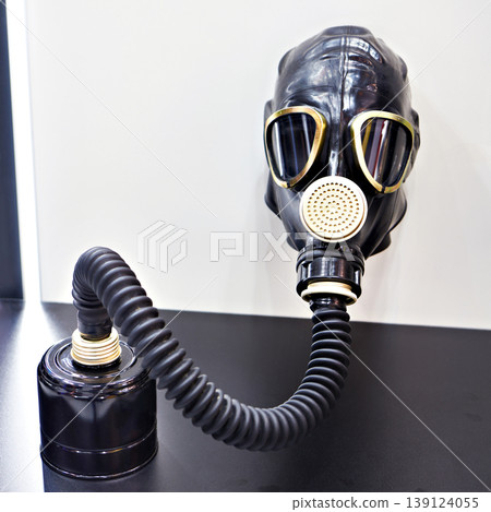 Gas mask with filter 139124055