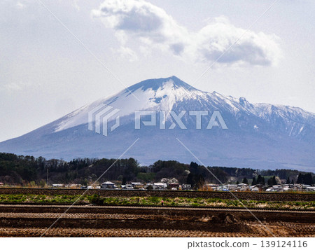 岩手縣岩手山上積雪形成的金雕圖案告訴我們，什麼時候是插秧的季節。 139124116