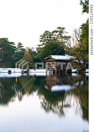 清晨的兼六園：霞池旁的內橋亭，以及白雪皚皚的景色。 139124992