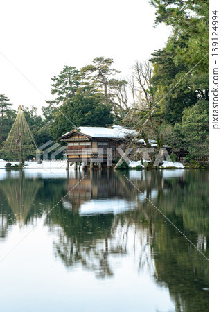 Kenrokuen Garden in the morning: Uchibashi-tei pavilion standing by Kasumigaike Pond and the snowy landscape. Kenrokuen Garden in the morning: Uchibashi-tei pavilion standing by Kasumigaike Pond and the snowy landscape. 139124994