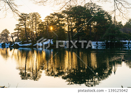 清晨的兼六園:霞池池面倒映著冉冉升起的太陽和蓬萊島。 清晨的兼六園:霞池池面倒映著冉冉升起的太陽和蓬萊島。 139125042
