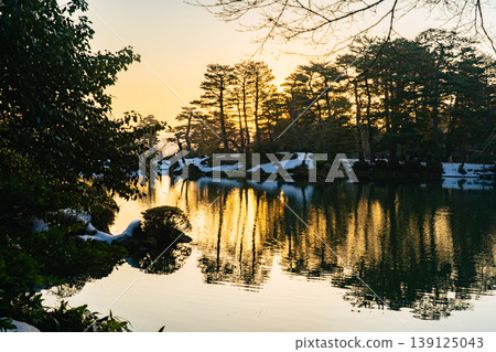 清晨的兼六園：霞池池面倒映著冉冉升起的太陽和蓬萊島。 139125043