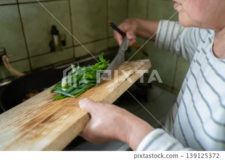 老年人做飯 139125372